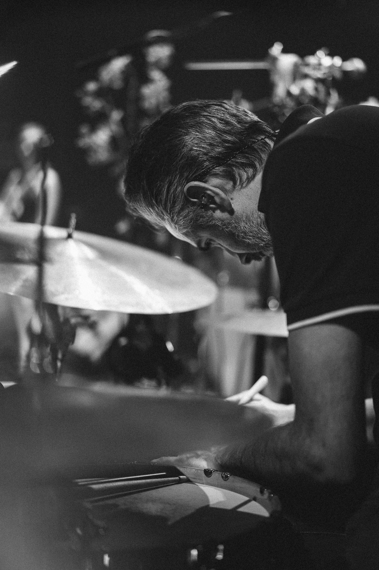 Frédéric Jean penché sur sa batterie en concert