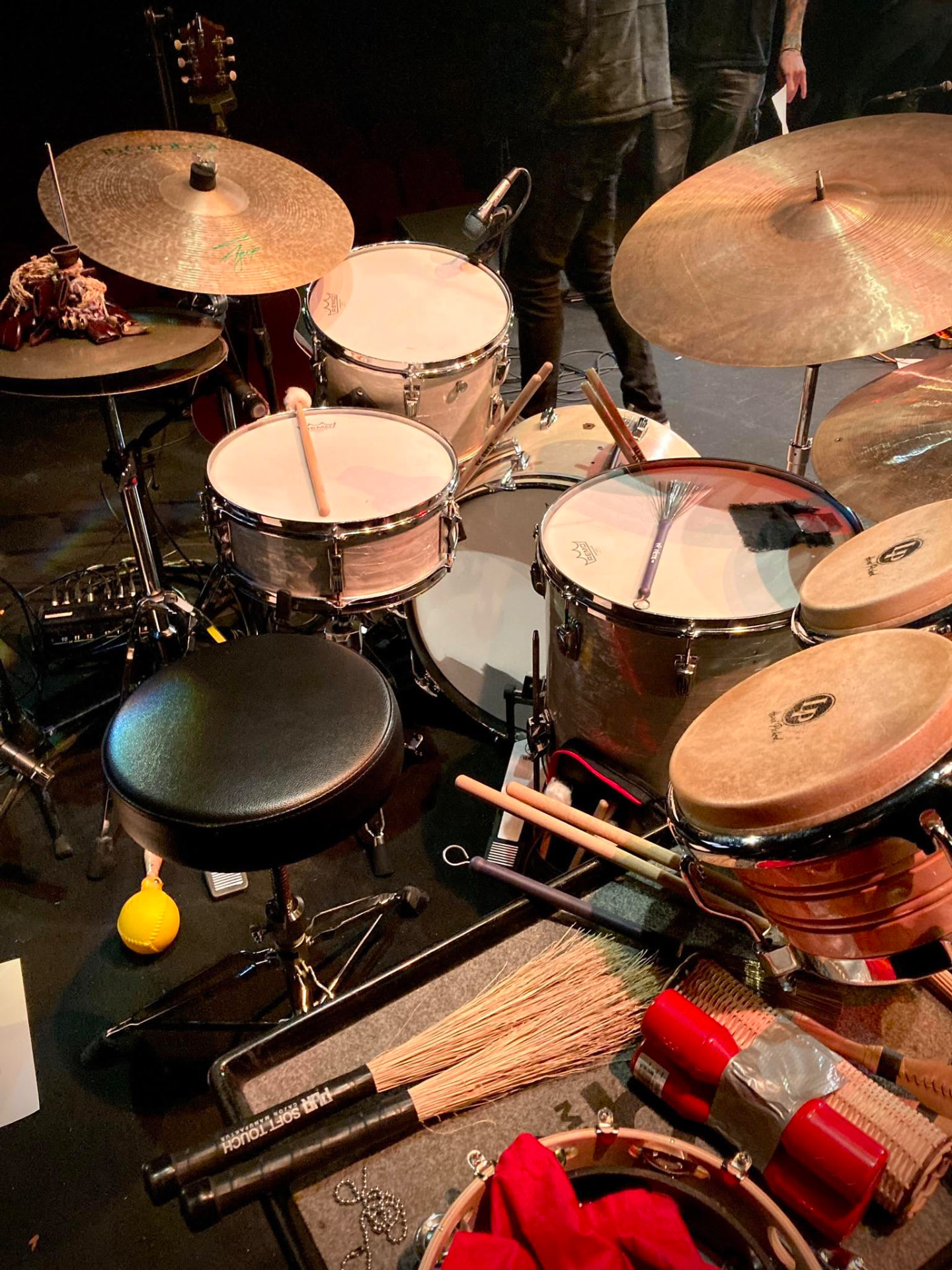 Vue plongeante sur la batterie, cymbales et percussions